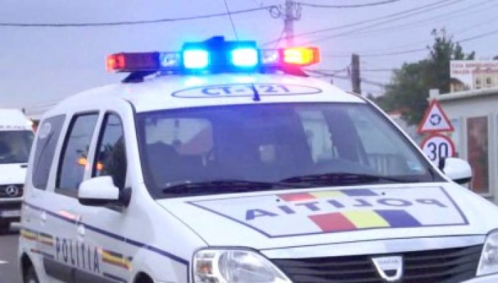 Dintr-o curbă luată în viteză a ajuns direct într-un copac